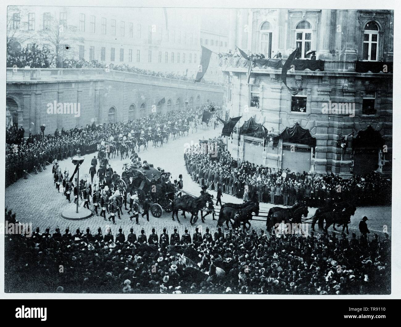 Elisabeth, Empress of Austria, burial in Vienna: The funeral procession passing the Augustinerstrasse (Augustiner Street) corner to Philipphof and turned into the Tegetthofstrasse (Tegetthof Street). The eight-horse hearse in the foreground, photograph from higher position, Additional-Rights-Clearance-Info-Not-Available Stock Photo