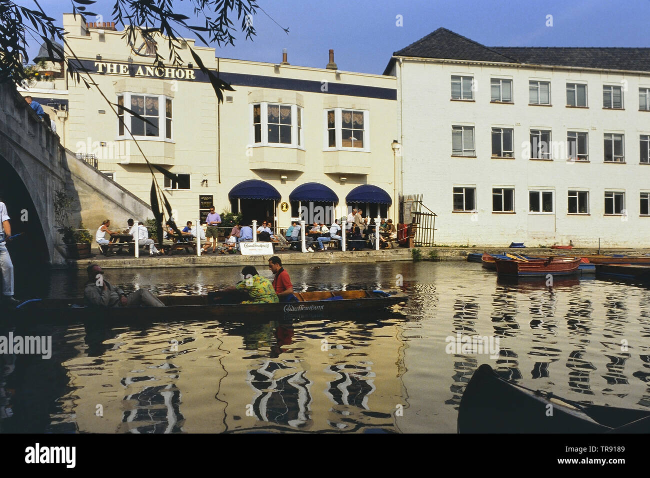 Silver Street Bridge and The Anchor Pub, Cambridge, Cambridgeshire, England, UK. Circa 1980's Stock Photo