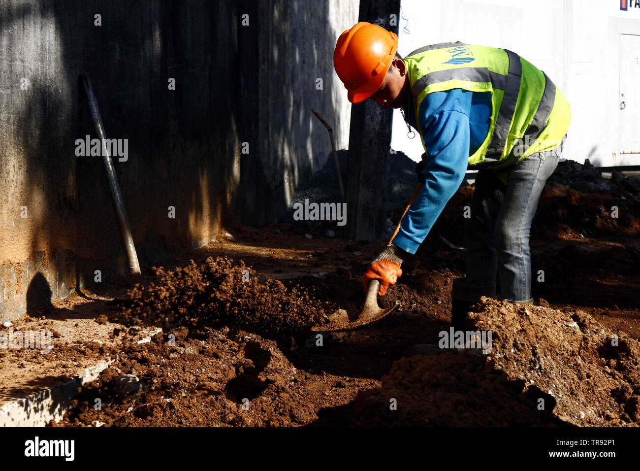 Shoveling Dirt Stock Photos & Shoveling Dirt Stock Images Alamy