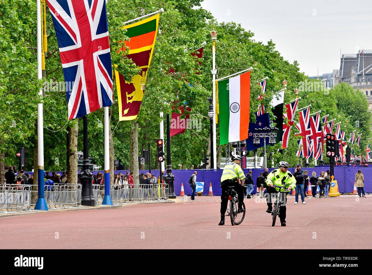 London, England, UK. Metropolitan police officer on a bicycle in The Mall Stock Photo