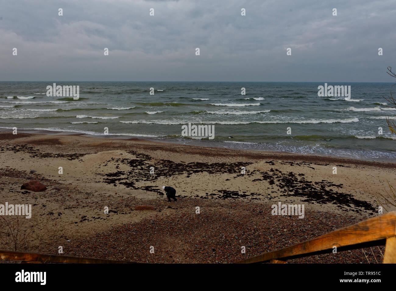 Couple walking on the sand of a beach,Karkelbeck,Ostsee,Memelland.Karkle in Lithuania. Stock Photo