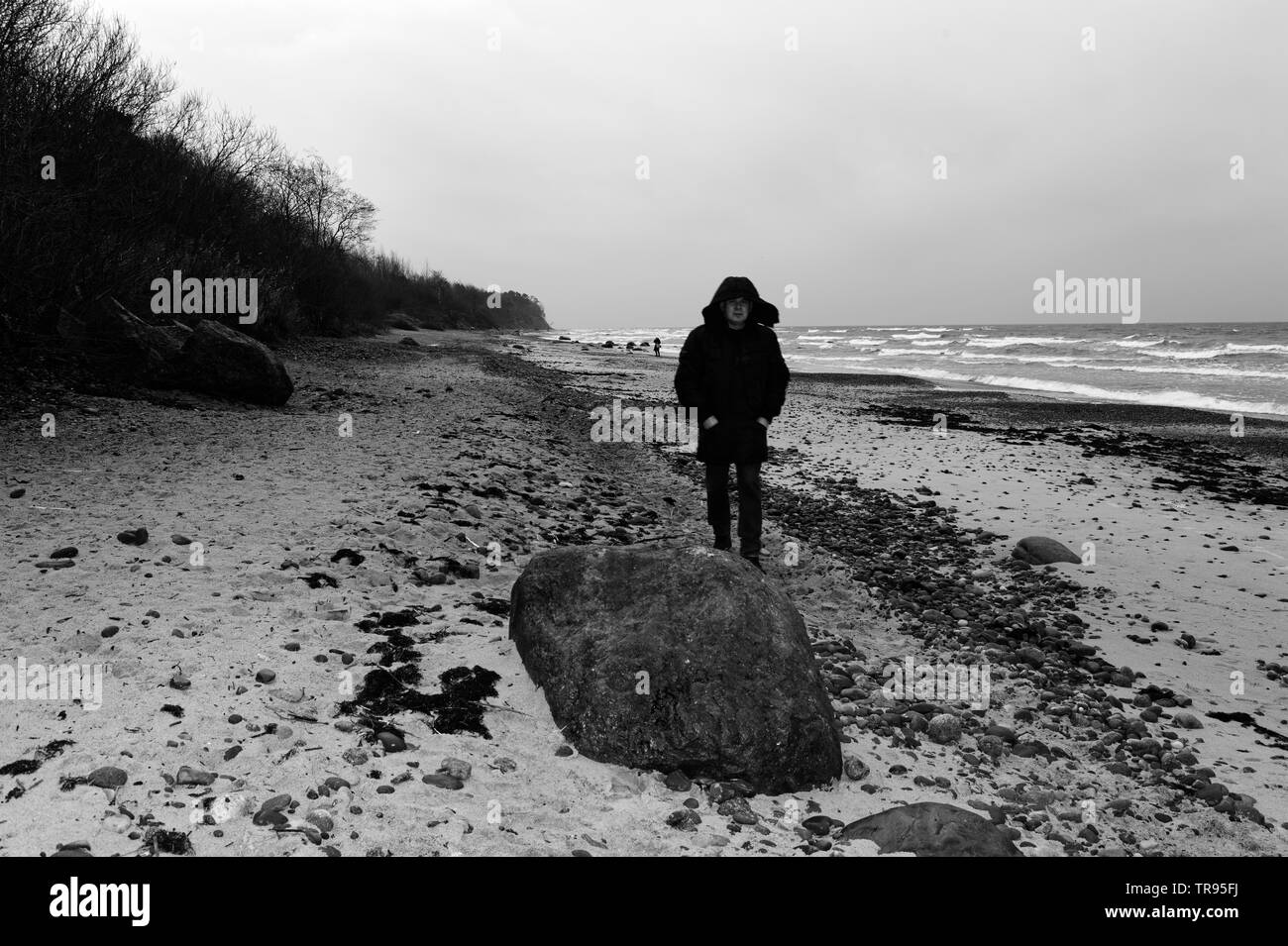 Couple walking on the sand of a beach,Karkelbeck,Ostsee,Memelland.Karkle in Lithuania. Stock Photo