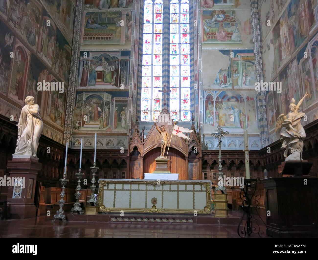 Interior view of the altar inside Orvieto Cathedral, showing the stained  glass window, frescoes and 14th century crucifix Stock Photo - Alamy