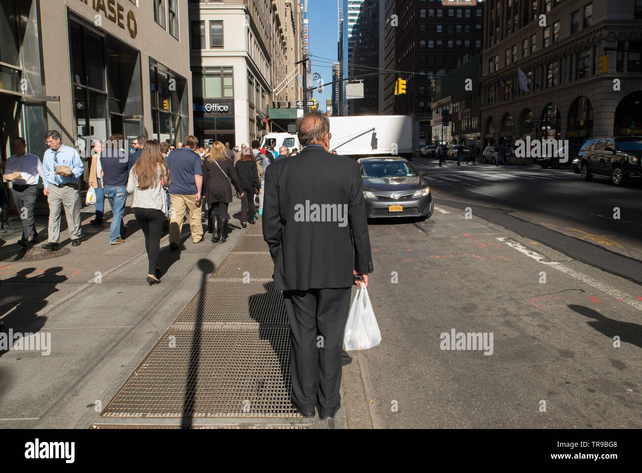 Man with a plastic bag, Manhattan, New-York, USA. //  Mann mit einer Plastiktüte // Homme avec un sac en plastique. Stock Photo