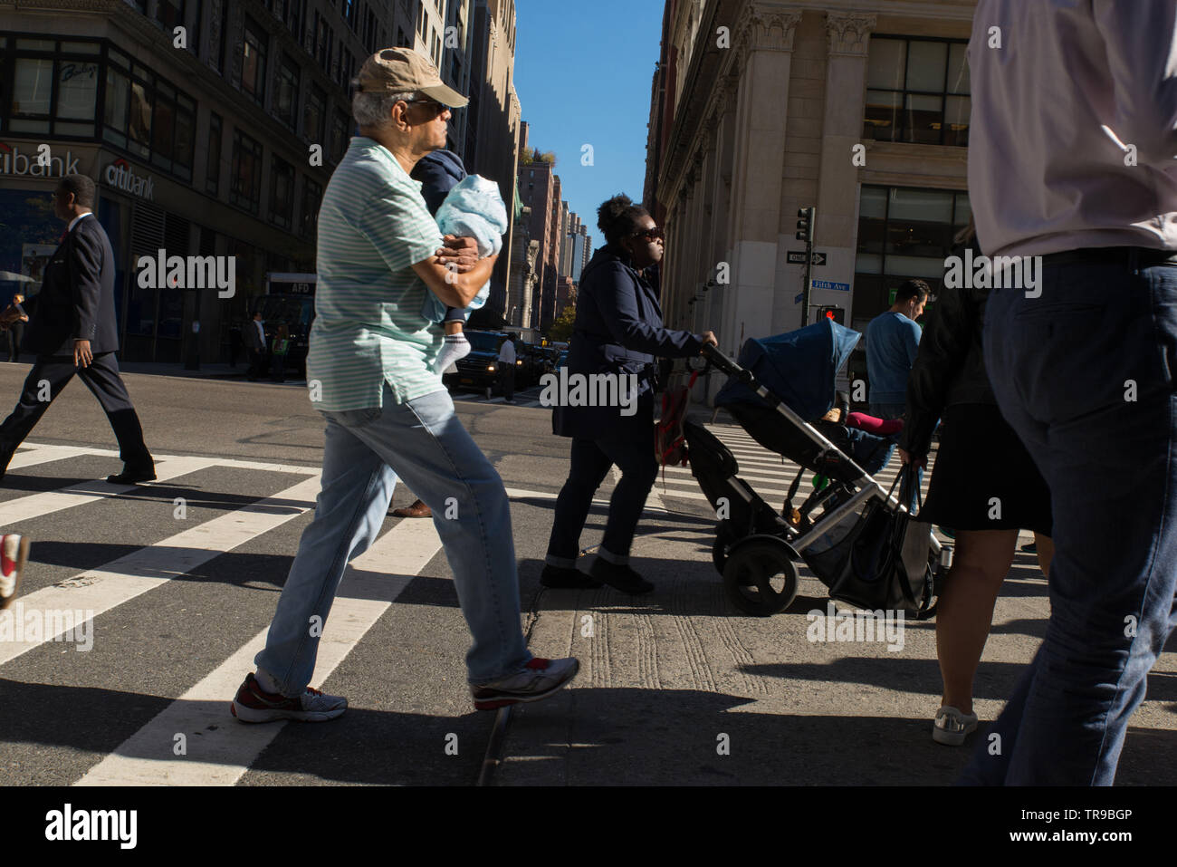 Alter Mann Mit Baby Old Man Carrying A Baby Nyc Vieil Homme Portant Un Bebe Manhattan New York Usa Stock Photo Alamy