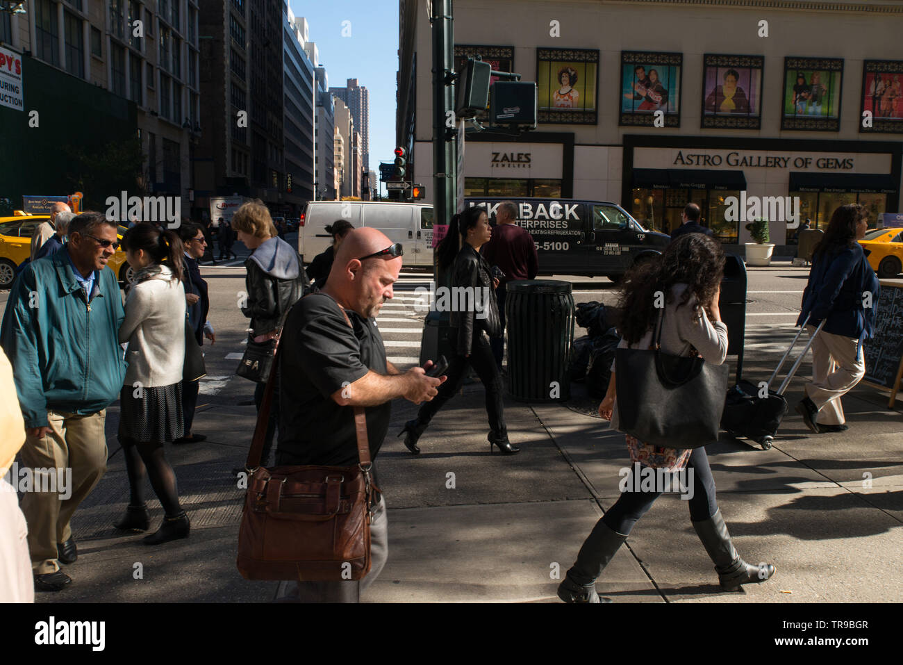 Man texting in the street, Manhattan, New-York, USA. // Mann SMS auf der Straße. Stock Photo