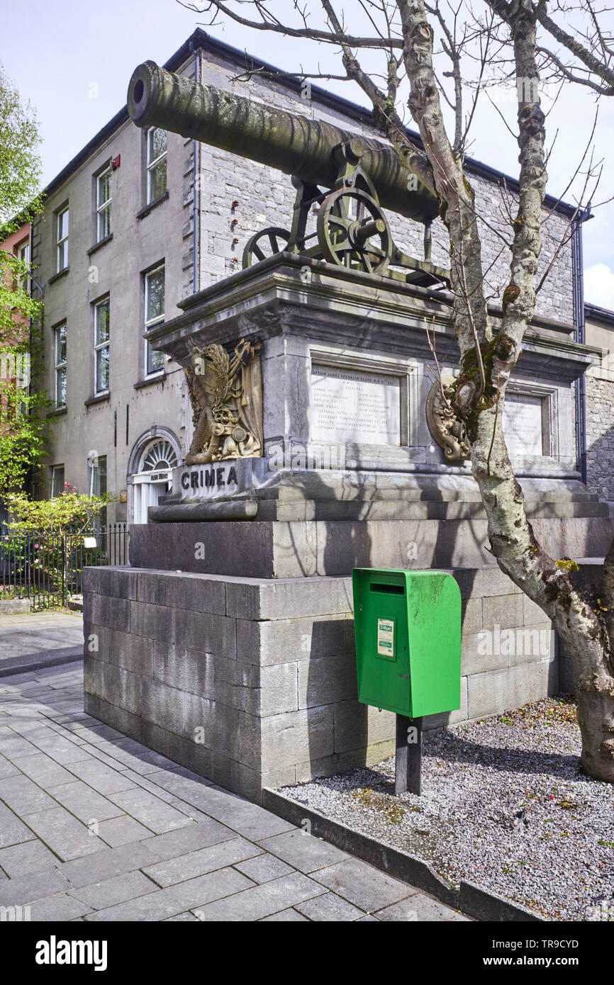 Monument and canon for the Crimean war near the courthouse in Tralee, County Kerry, Ireland Stock Photo