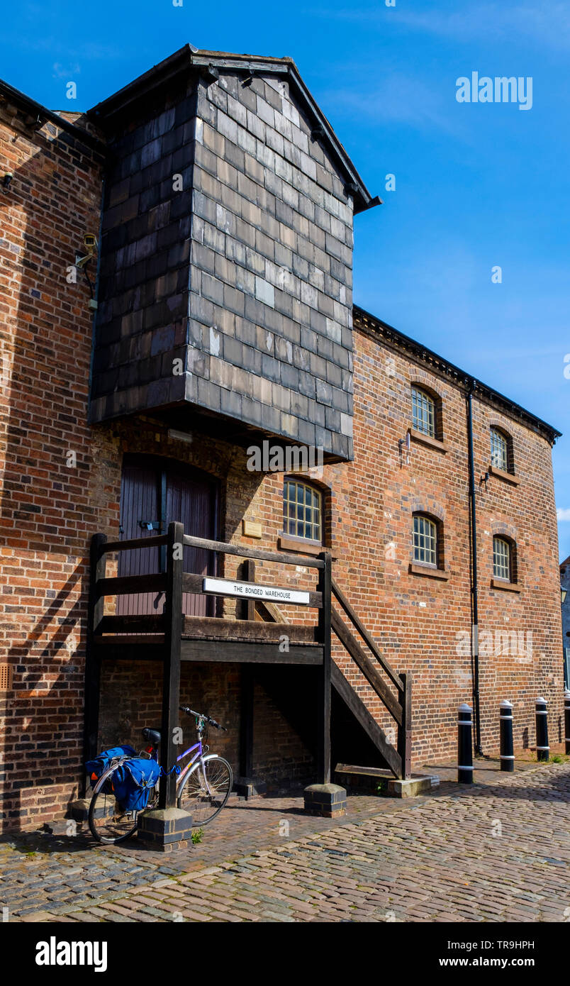 The Bonded Warehouse by the Stourbridge Canal, Stourbridge, West Midlands, England, Europe. Stock Photo