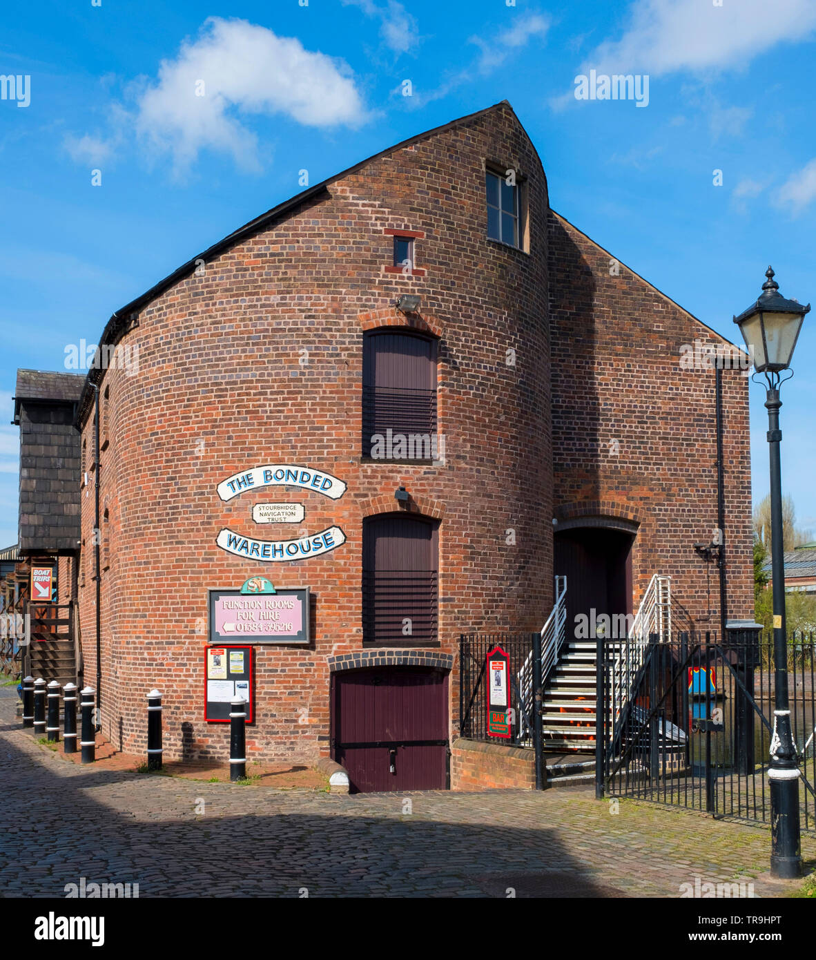 The Bonded Warehouse by the Stourbridge Canal, Stourbridge, West Midlands, England, Europe. Stock Photo