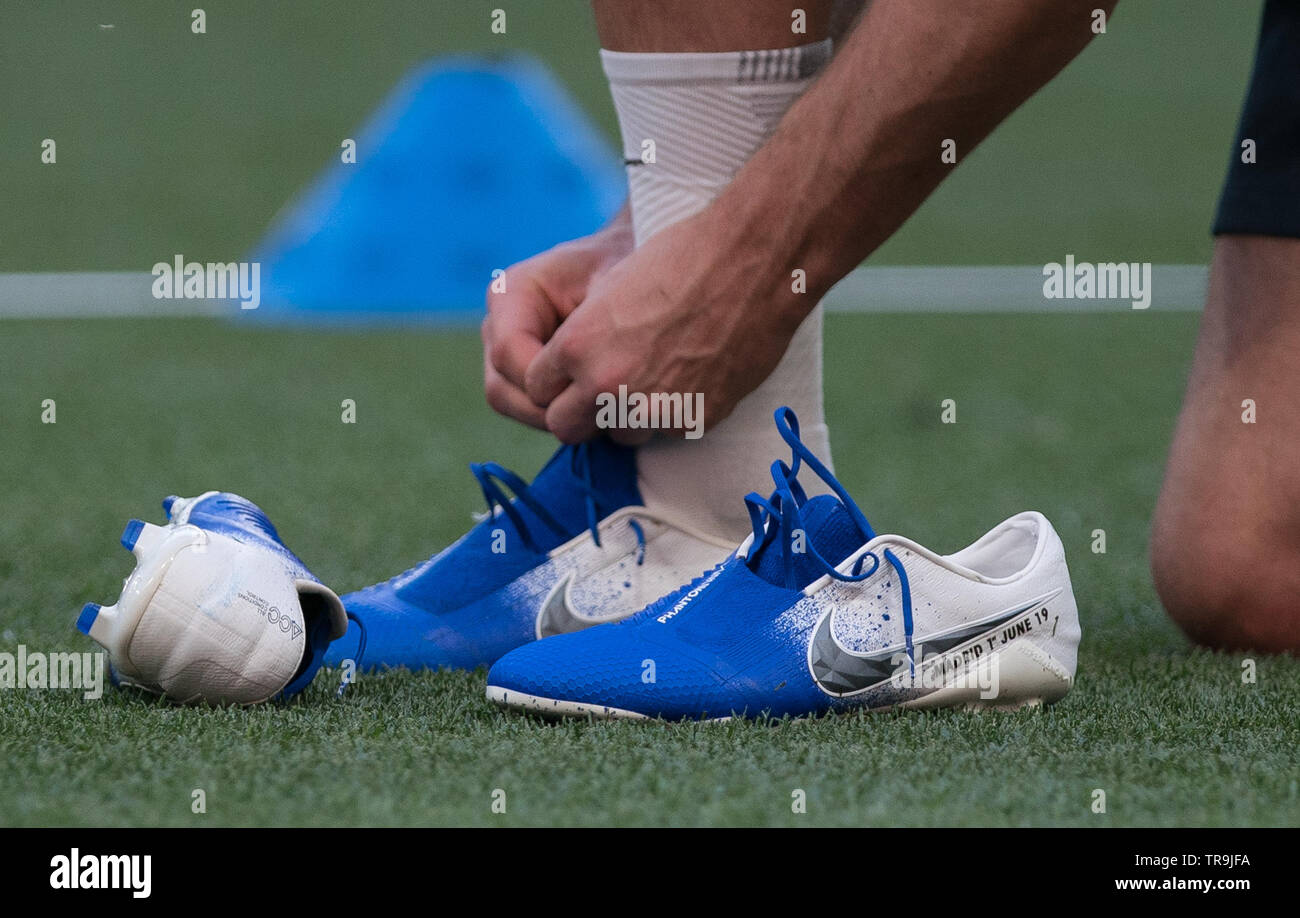Madrid, Spain. 31st May 2019. Harry Kane of Spurs changes his nike boots  early in training during the Champions League FINAL Training sessions of  Totteham Hotspur & Liverpool football teams at Metropolitano