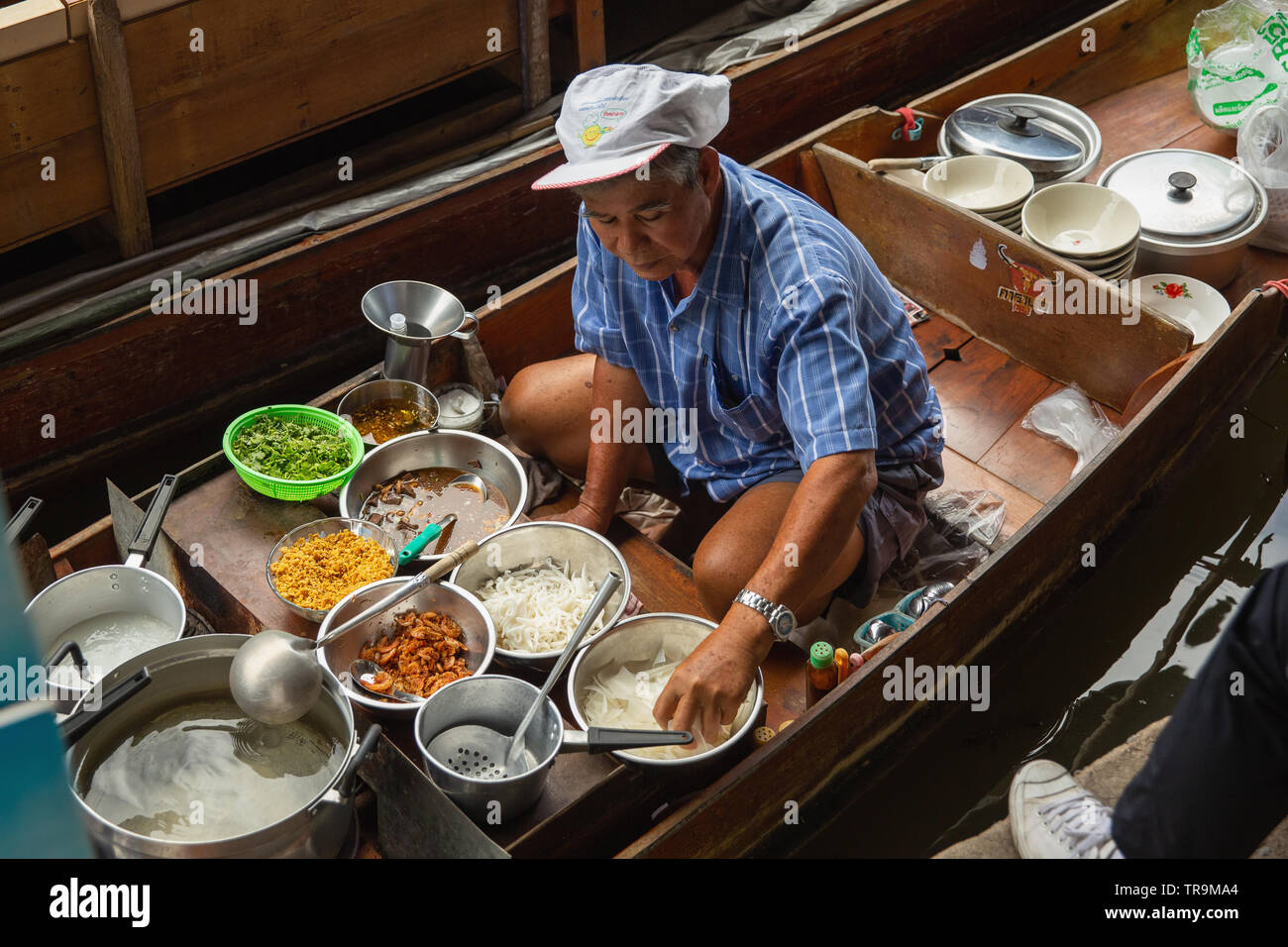 Vendor preparing a meal at Damnoen Saduak Floating Market, Damnoen Saduak District, Ratchaburi Province, near Bangkok, Thailand, Asia Stock Photo