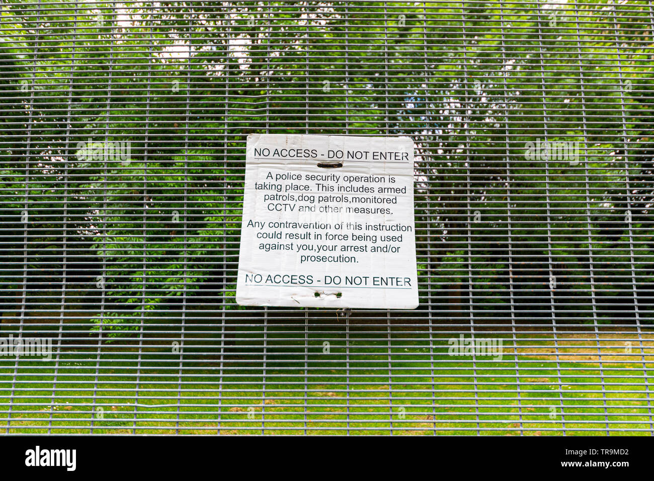 Security around Winfield House, Regent's Park, London, UK for the State Visit of US President Donald Trump. Temporary steel fence with warning sign Stock Photo