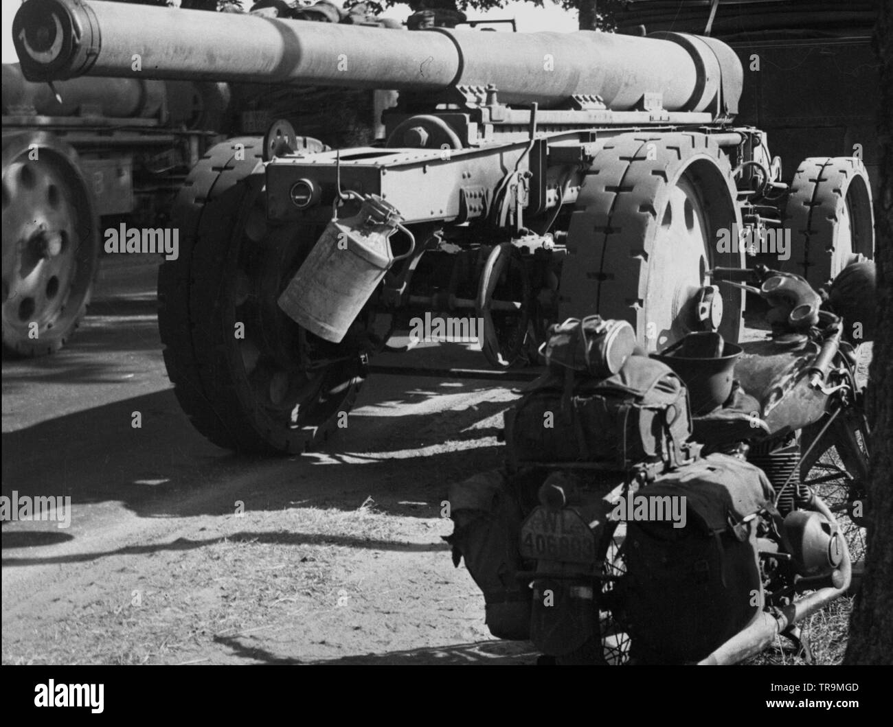 Wehrmacht Heer Schwere Feldkanone K16 / K 429 15 cm (Krupp) mit Sd.Kfz 7 8 Tonnen - German Army Heavy Field-Cannon K16 15cm Stock Photo