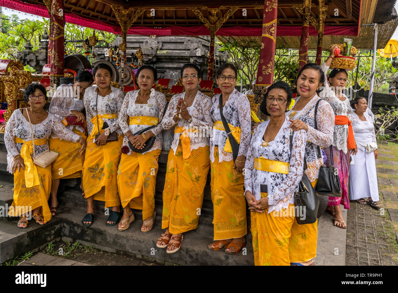 Discover more than 133 goa traditional dress photos best - seven.edu.vn