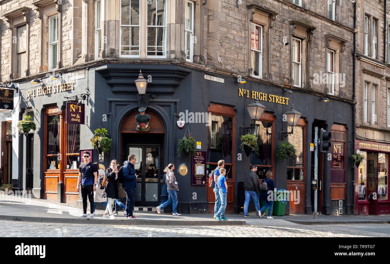 People outside No 1 High Street, a traditional Scottish pub on the corner of the Royal Mile / High Street and Jeffrey Street in central Edinburgh, Sco Stock Photo