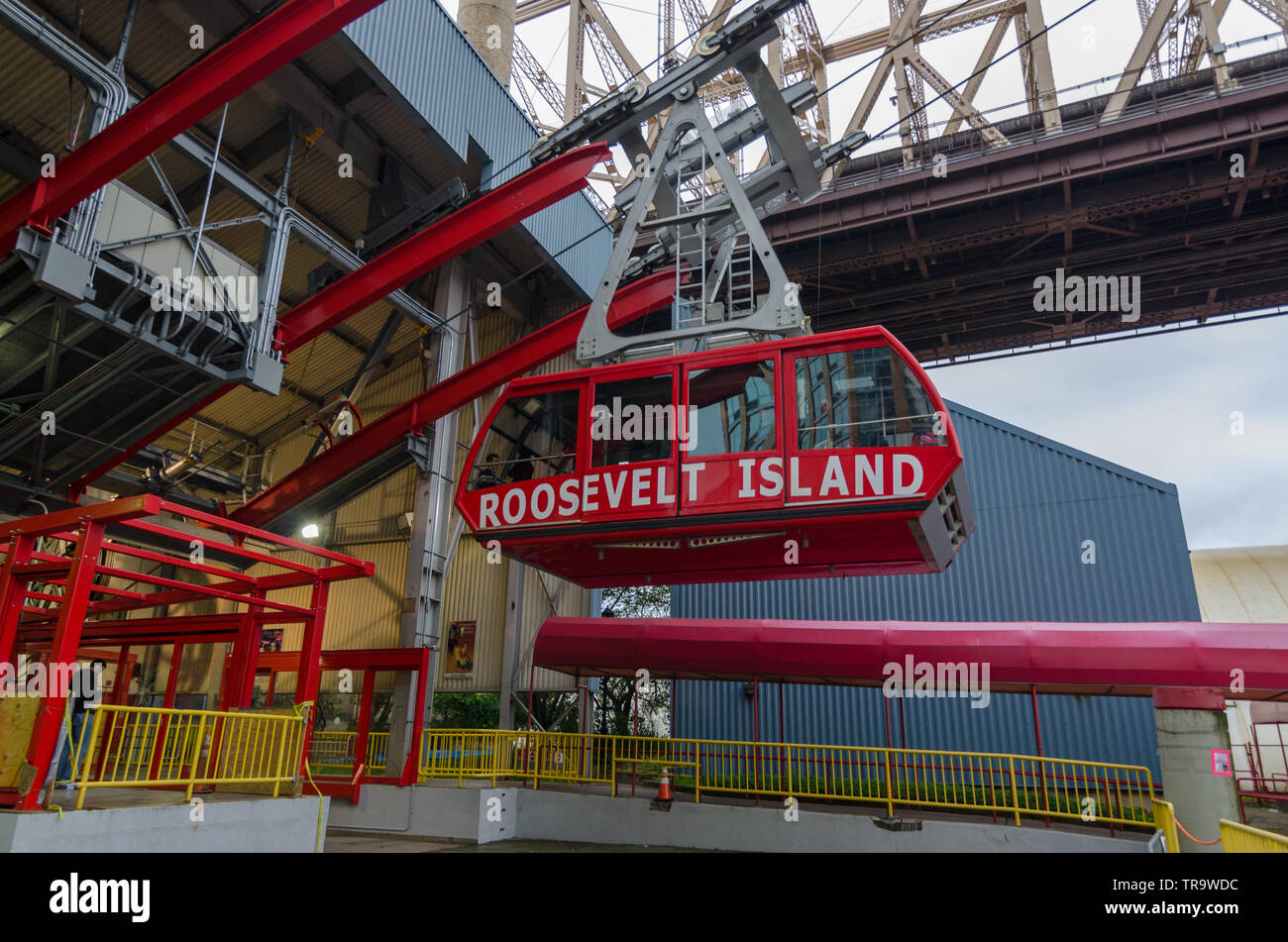 Roosevelt island tramway , gondola coming in to station , new York city 2012/10/09 Stock Photo