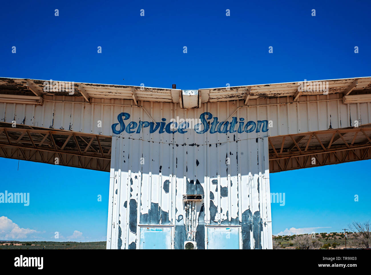 SERVICE STATION SIGN AND BUILDING CIRCA 1950 WITH CRUMBLING PAINT AND WINGED FACADE. Stock Photo