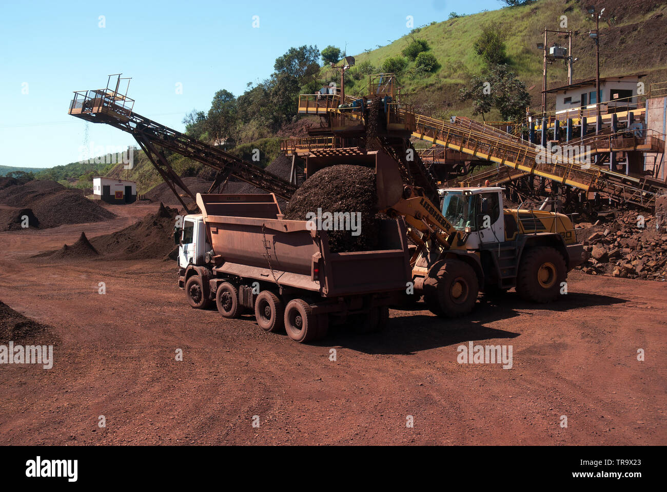 Mineração Caminhão Basculante Transporta Rocha Minério Ferro Longo Lado  Pedreira — Foto © jeka111087 #563544168, image size:1300x960