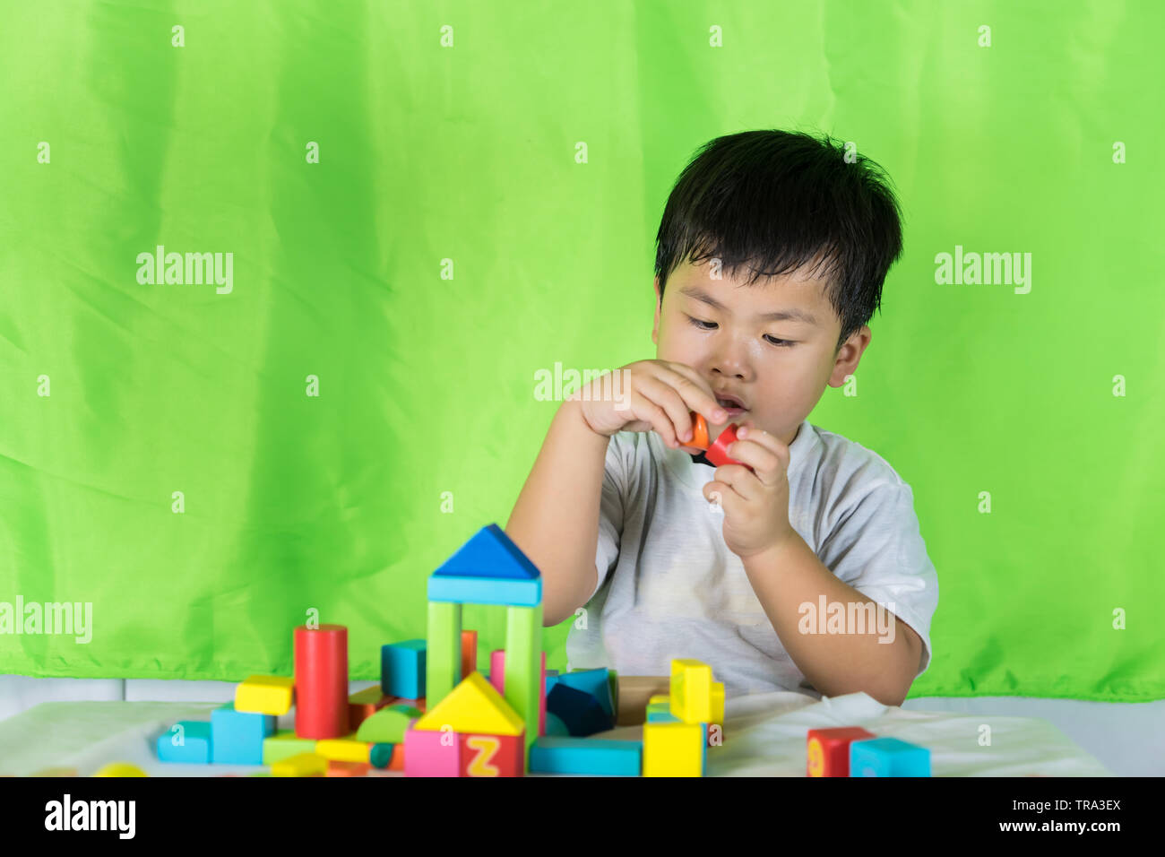 Enfant jouant le lego image stock. Image du dédié, chinois - 64669595