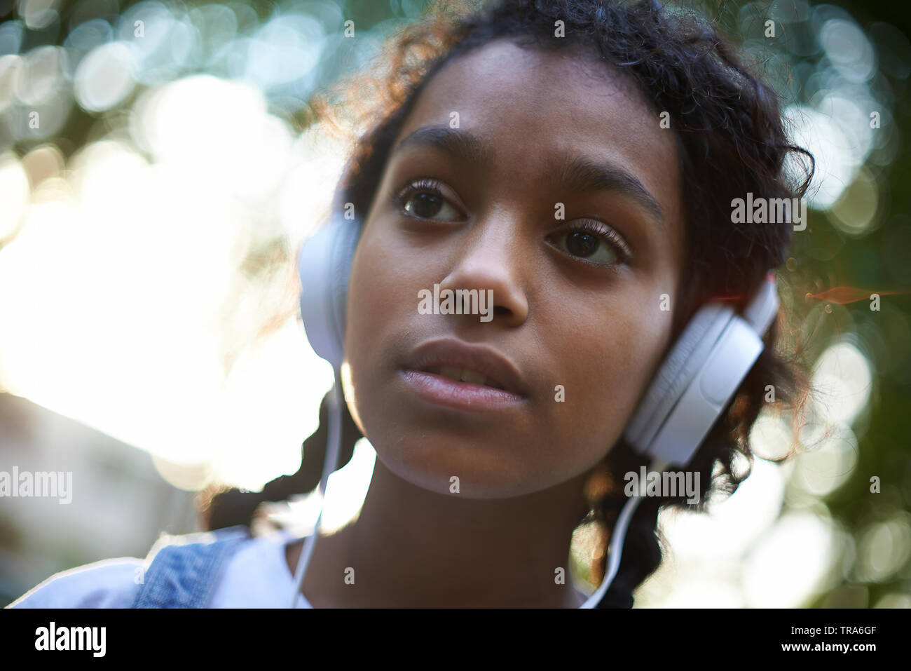 Teen headphone walking hires stock photography and images Alamy
