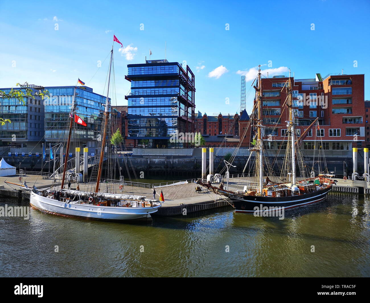 Hamburgs ältestes Seeschiff, der 130 Jahre alte Lotsenschoner Elbe No. 5, ist nach neunmonatigem Werftaufenthalt zurück im Sandtorhafen. Das komplett Stock Photo