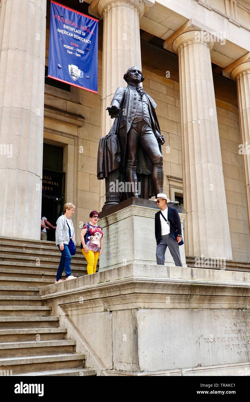 Tourists next to statue of Washington in front of Federal Hall