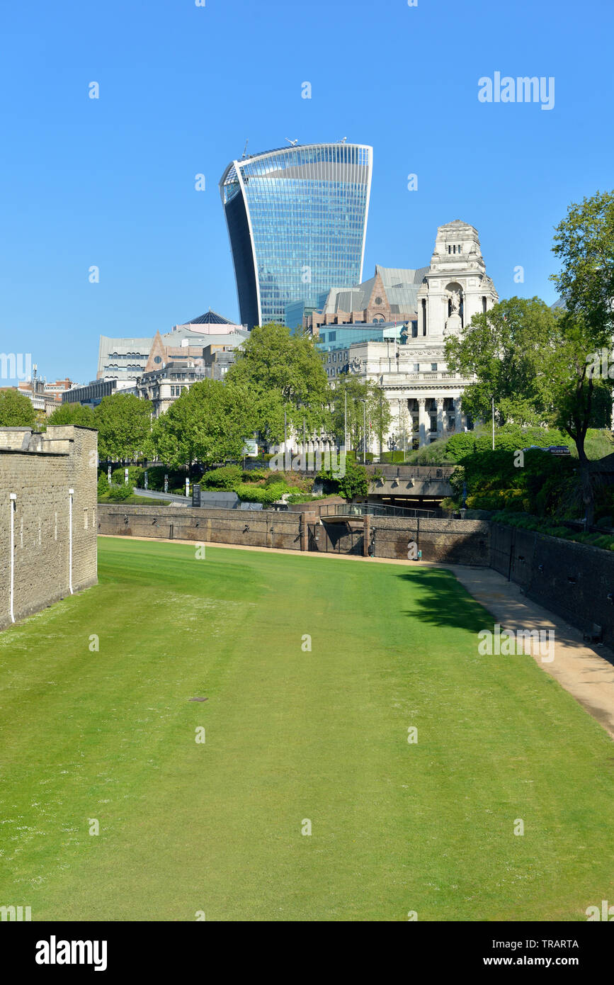 Tower of london moat hires stock photography and images Alamy