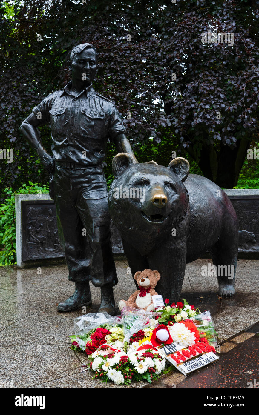 Memorial to Polish war veterans of WWII with  statue of Wojtek the soldier bear in Princes Street Gardens, Edinburgh, Scotland, UK Stock Photo
