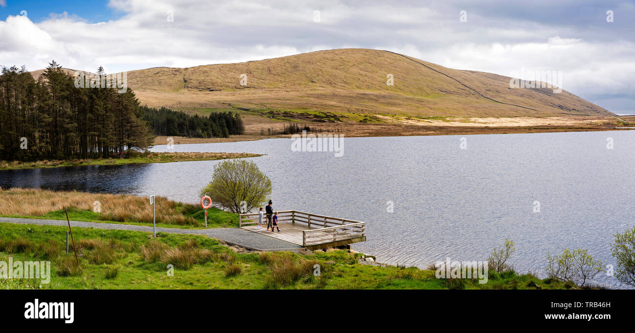 Northern Ireland, Co Down, Spelga Reservoir, visitors on wooden viewpoint, panoramic Stock Photo