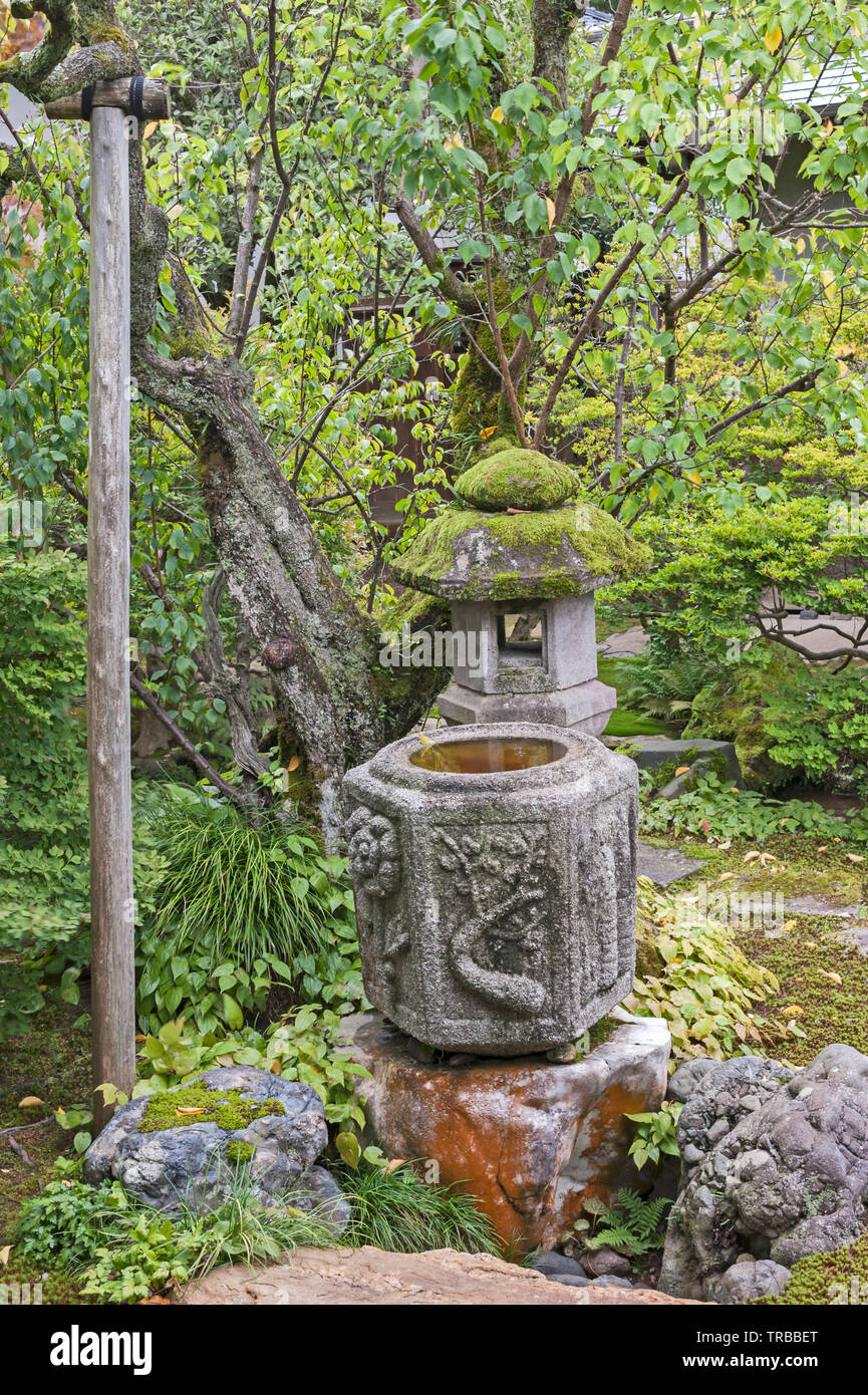 Japanese bird bath and lantern in Kenroku-en gardens, Kanazawa, Ishikawa,  Japan Stock Photo - Alamy