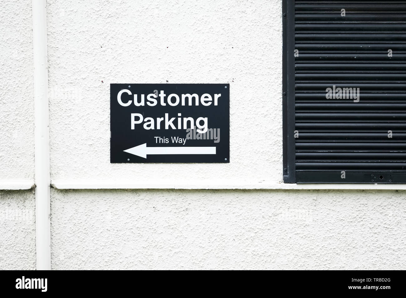 Customer parking direction arrow sign Stock Photo - Alamy