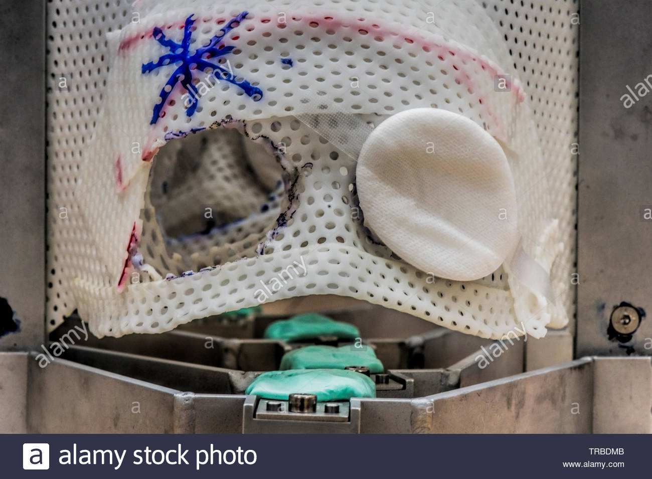 Download Radiotherapy Mask High Resolution Stock Photography And Images Alamy Yellowimages Mockups