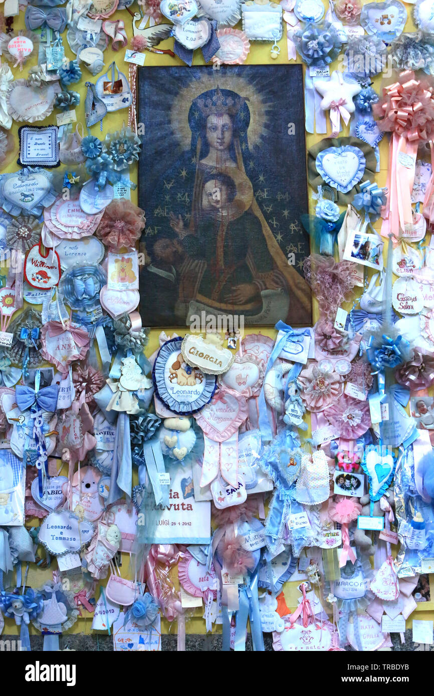 Vierge à l'Enfant. Ex-Voto. Sanctuaire de Notre-Dame du Sang. Re. Italie. Virgin and Child. Ex-Voto. Shrine of Our Lady of Blood. Re. Italy. Stock Photo