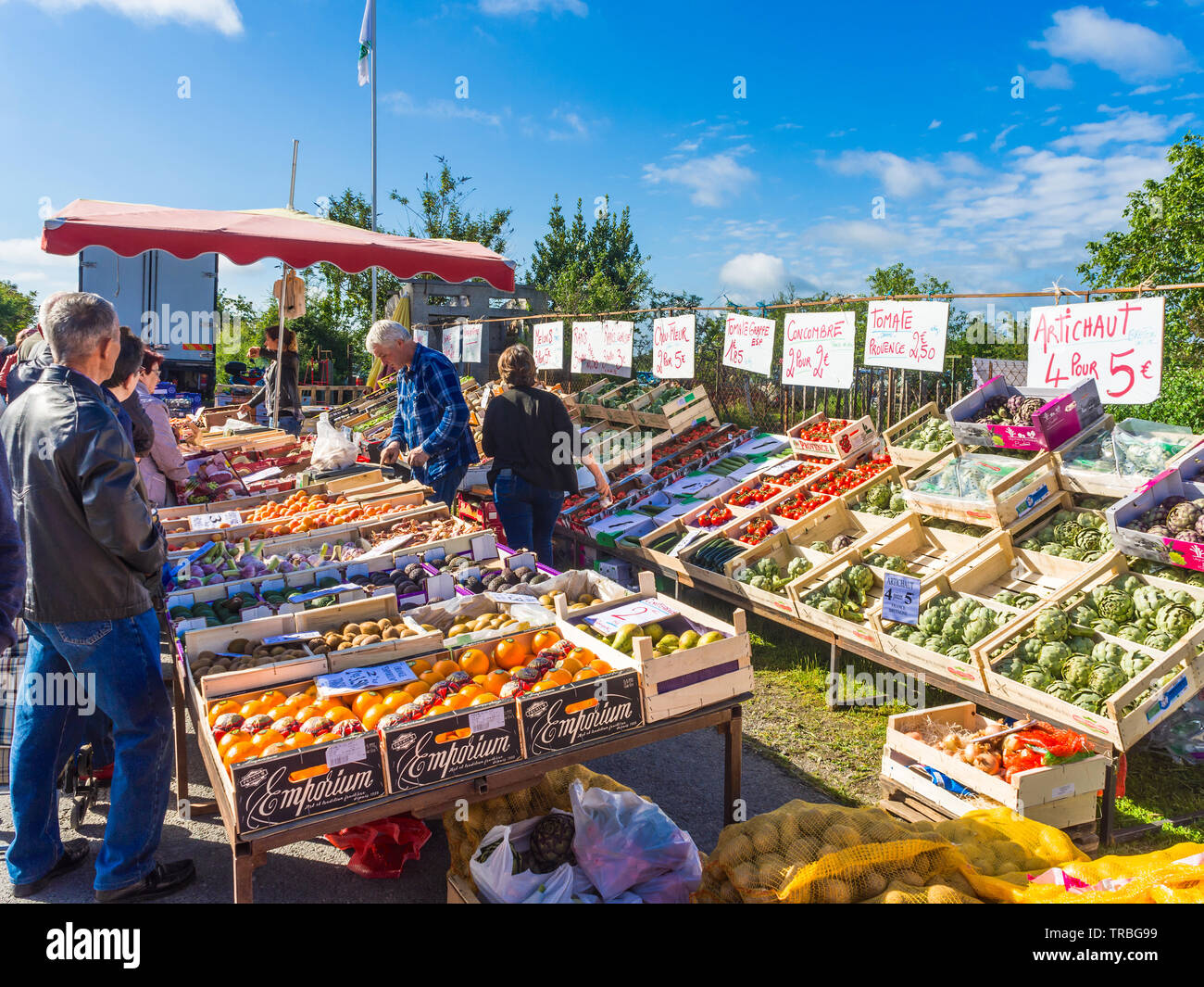 Fruit and veg for sale on market day in Les Hérolles, Vienne, France. Stock Photo