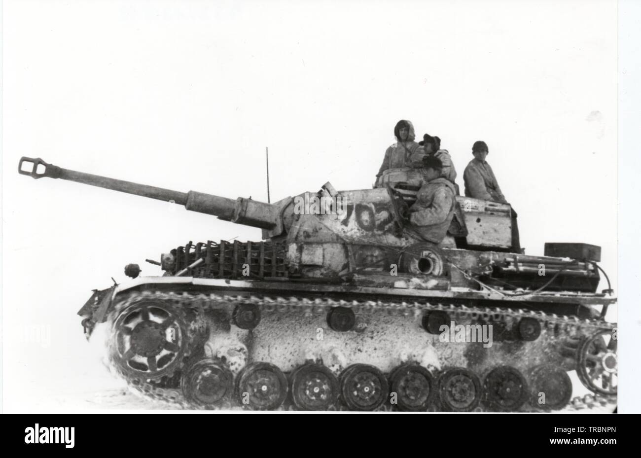 White Painted German Panzer IV Tank in the Winter of 1942 on the Russian Front The crew are in Winter Parkas Stock Photo