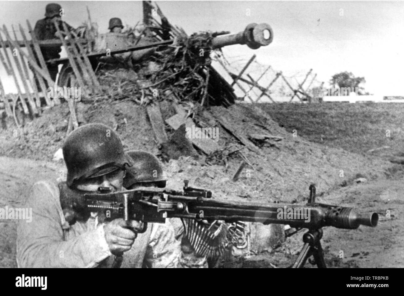 German Soldiers of an SS Division defend Budapest 1944 with Mg42  and heavy Anti Tank Gun Stock Photo