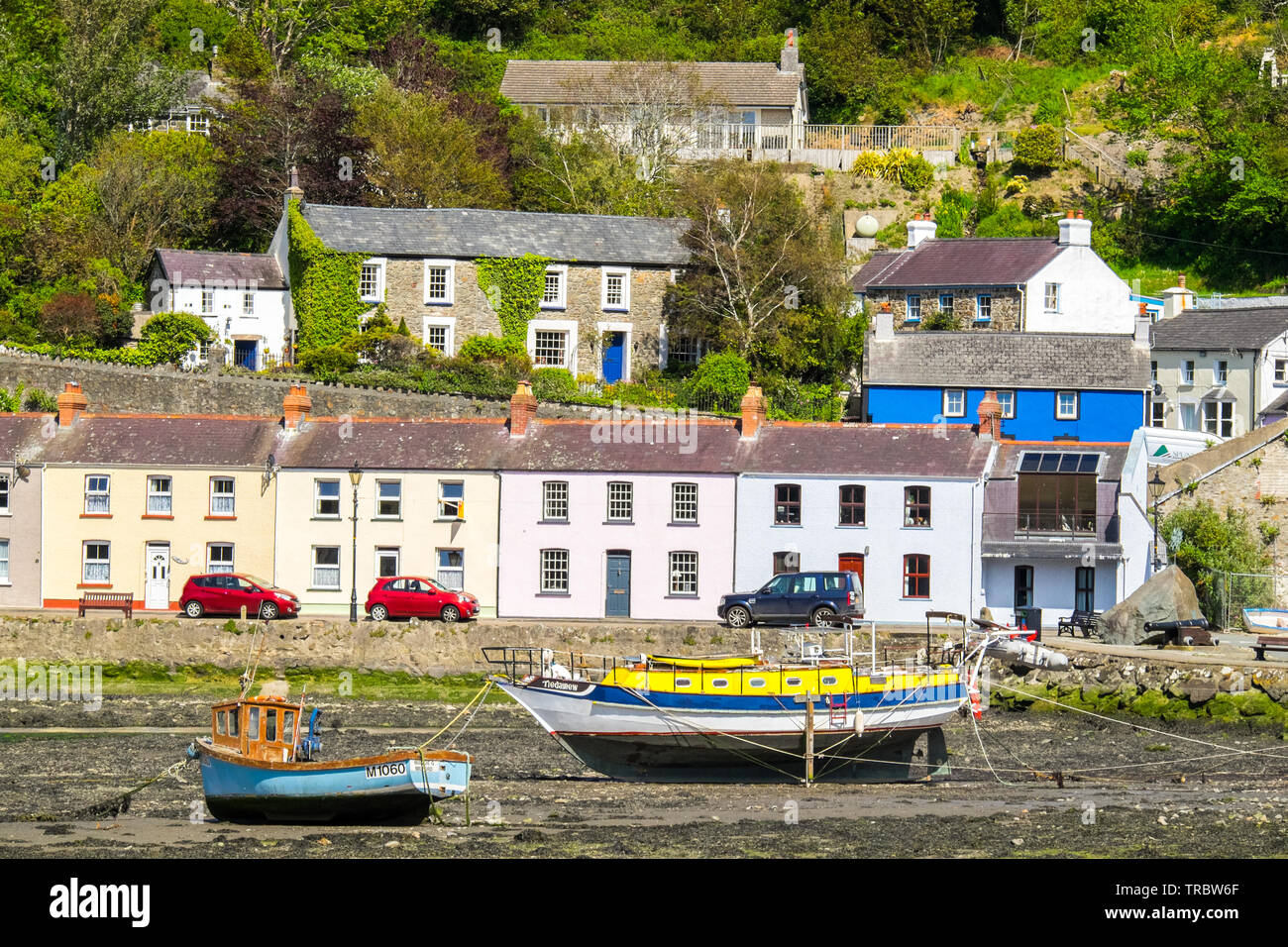Cottages and boats. Fishguard harbour at low tide, Pembrokeshire Coast National Park, West Wales Stock Photo