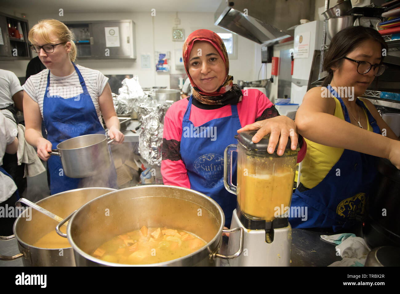 Volunteer In Soup Kitchen Christmas 2022 Vancouver Soup Kitchen Volunteers High Resolution Stock Photography And Images - Alamy