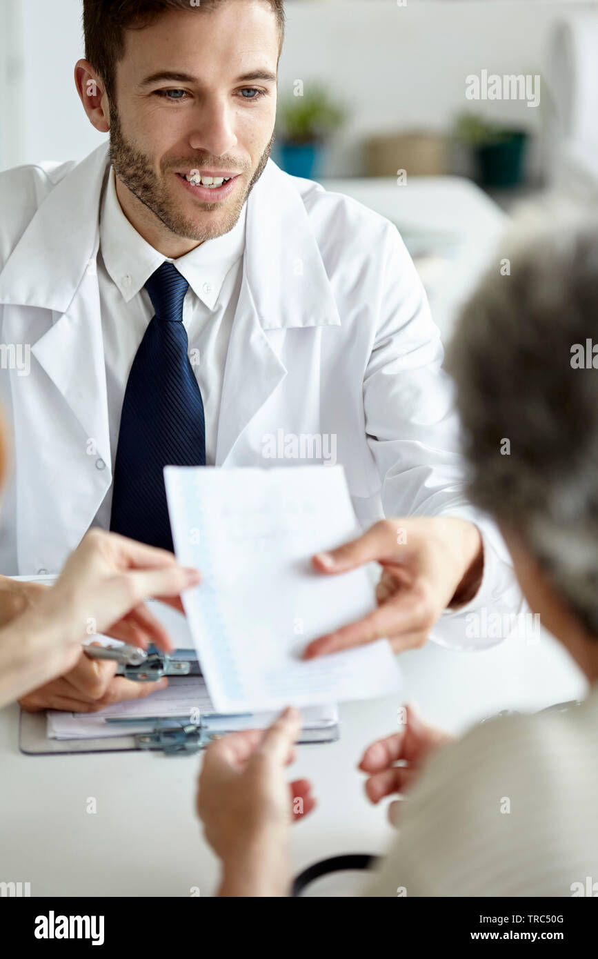 Female doctor giving male patient hi-res stock photography and images ...