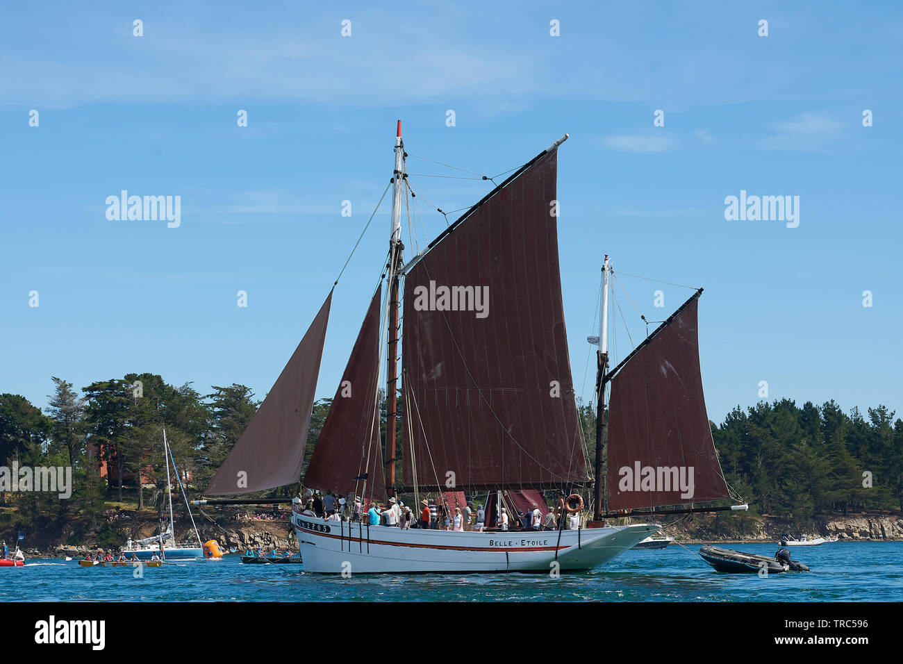 La grande Parade de la semaine du Golfe 2019, dans le Golfe du Morbihan. - The Grand Parade of the week of the Gulf 2019, in the Gulf of Morbihan. Stock Photo