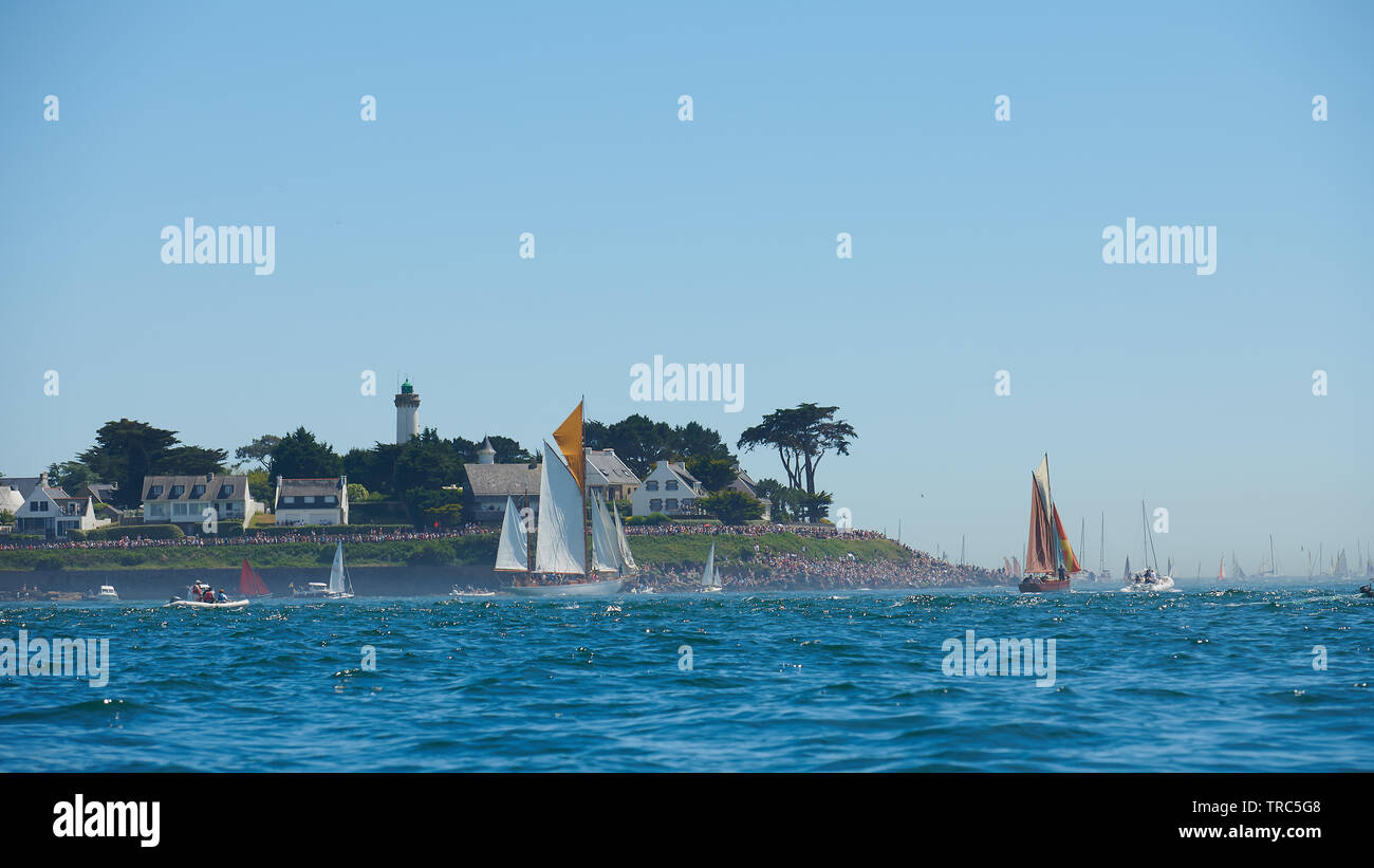 La grande Parade de la semaine du Golfe 2019, dans le Golfe du Morbihan. - The Grand Parade of the week of the Gulf 2019, in the Gulf of Morbihan. Stock Photo