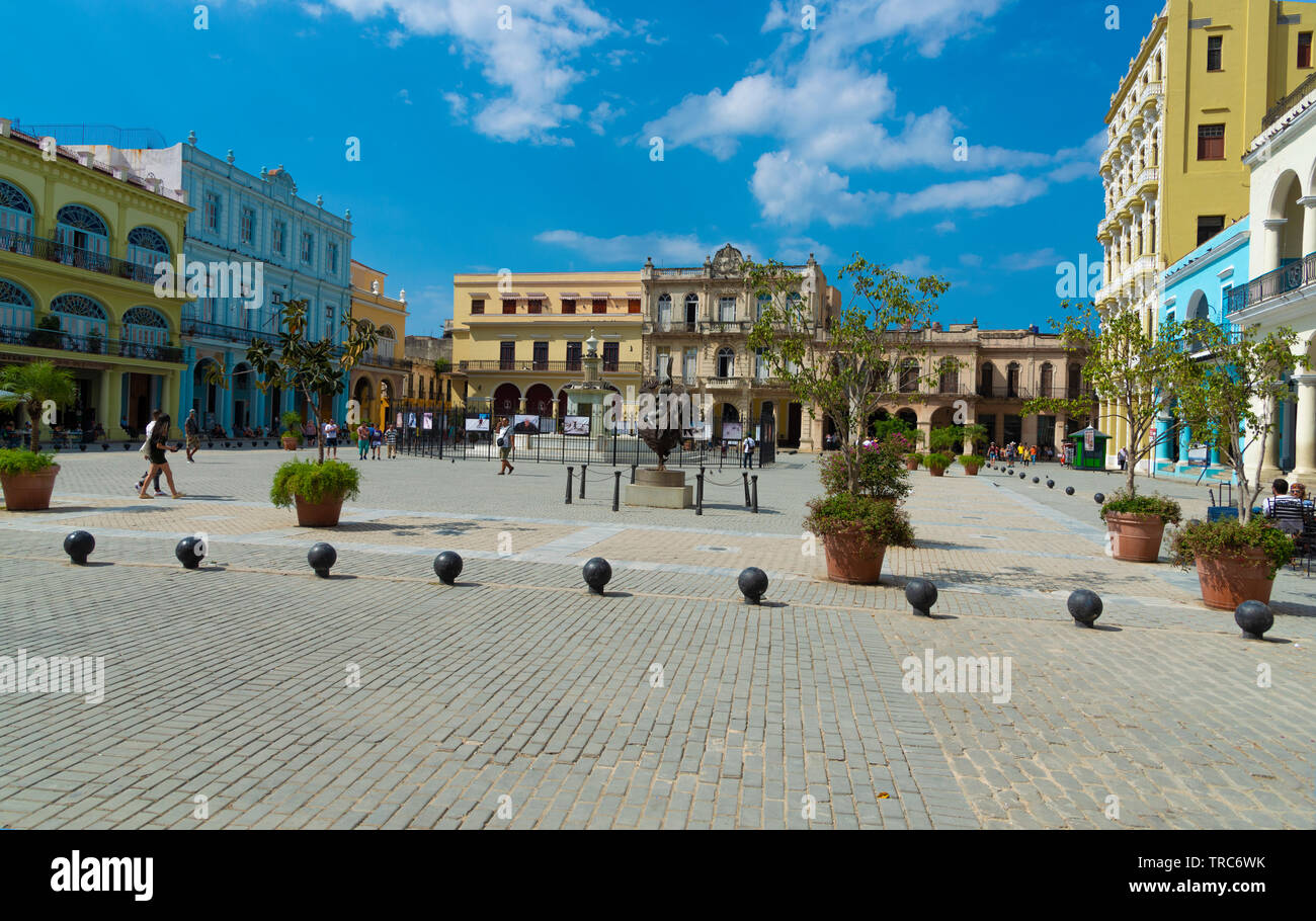 Tourists walk in the city's famous Plaza Vieja (main square) surrounded by historic buildings in Havana, Cuba, Caribbean Stock Photo
