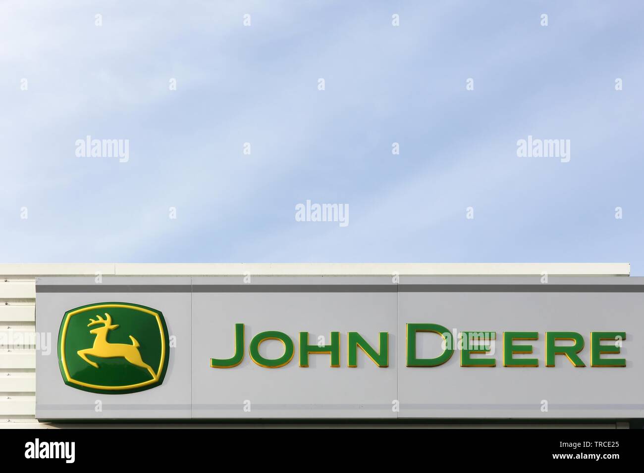 John Deere Logo Sign On A Retail Storefront Stock Photo - Download