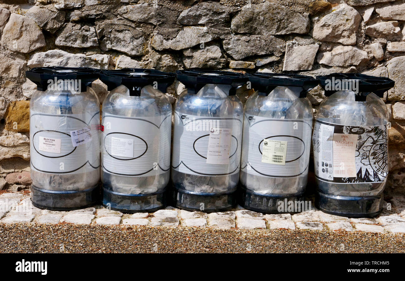 Why are plastic KeyKeg 30L beer containers being used by breweries as
