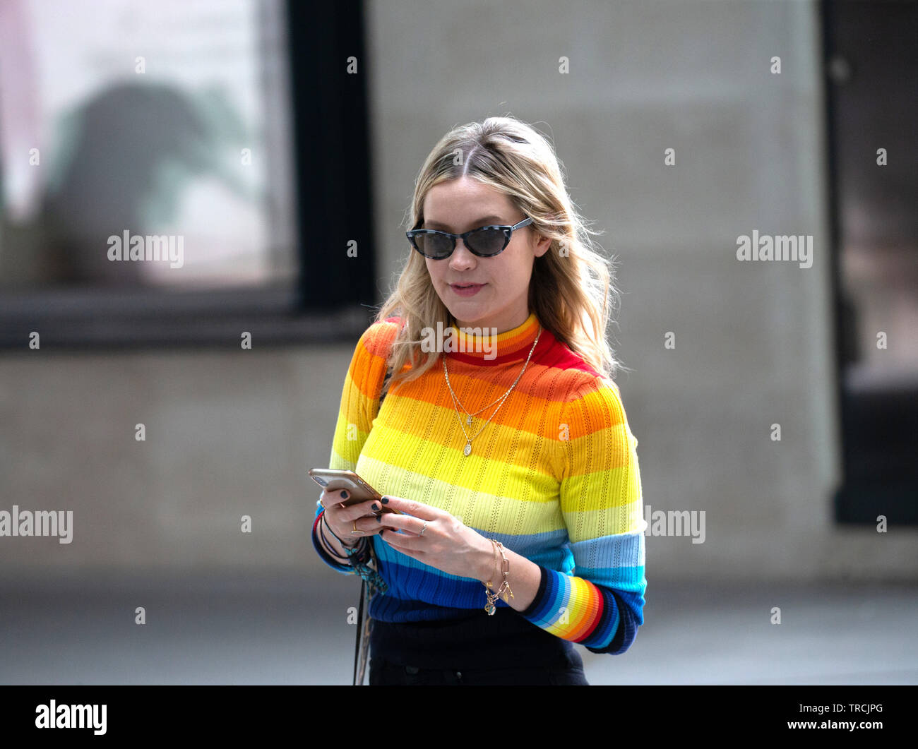 Laura whitmore colourful jumper hires stock photography and images Alamy