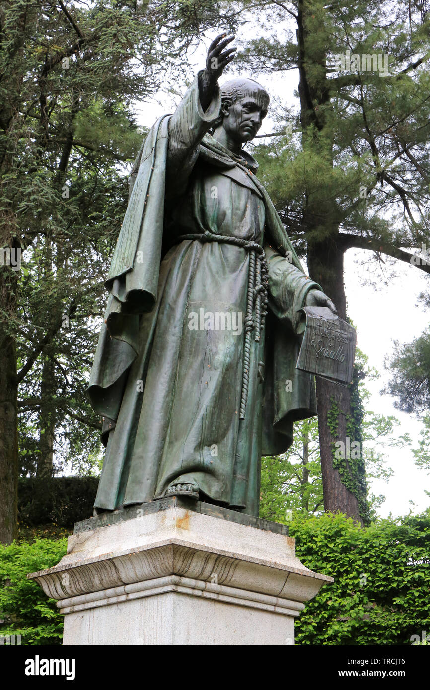 Statue en cuivre, sur socle de granit, du moine Bernardo Caimi. Mont Sacré  de Varallo Sesia. Italie. Monk. Sacro Monte di Varallo Sesia. Italy Stock  Photo - Alamy