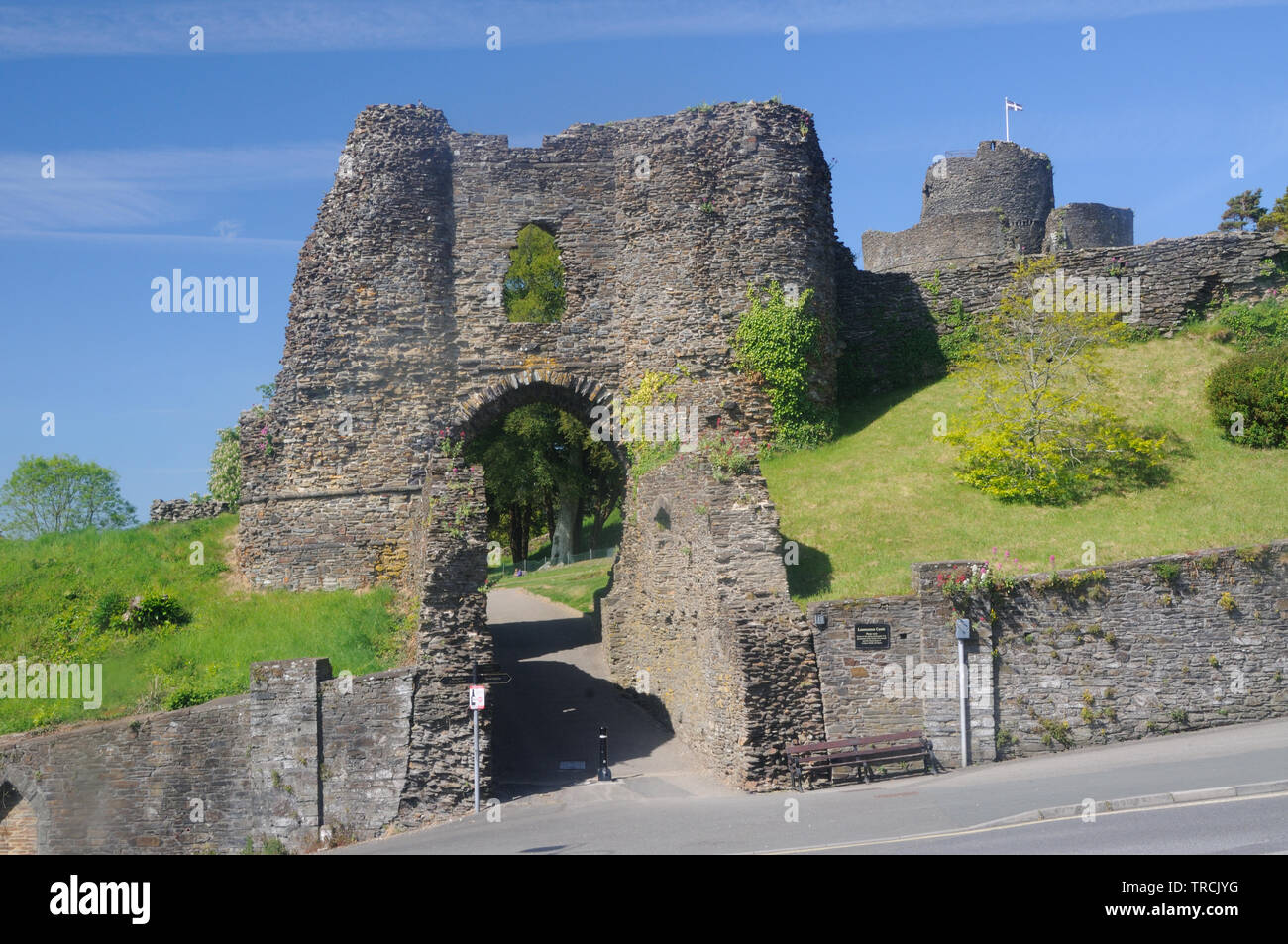 The Cornish flag flies over the ruins of Launceston Castle, in Launceston, Cornwall, England Stock Photo