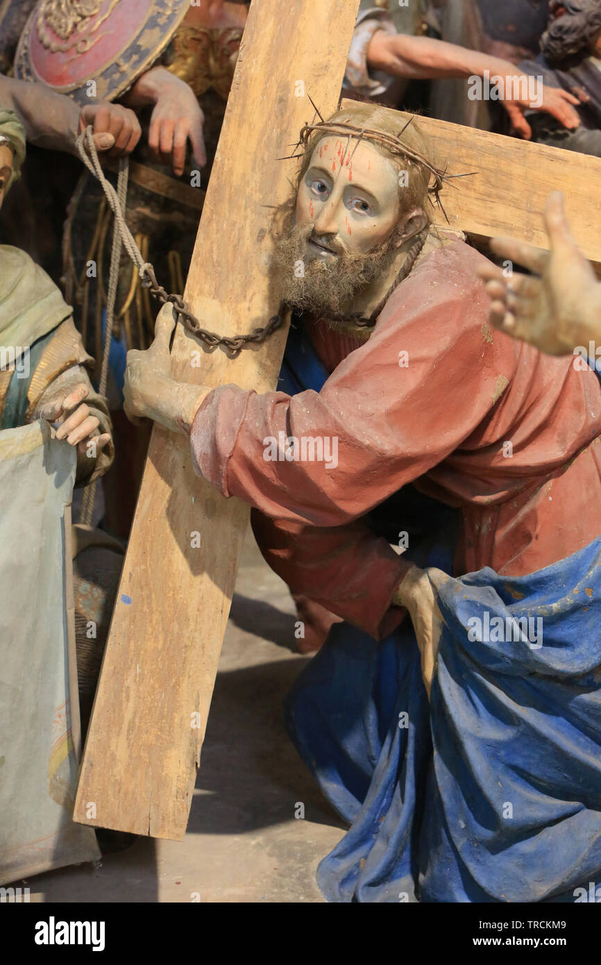 Jésus-Christ porte sa croix sur le chemin du Golgotha. Chapelle 36. Statues  de Giovanni d'Enrico. Mont Sacré de Varallo Sesia. Italie Stock Photo -  Alamy