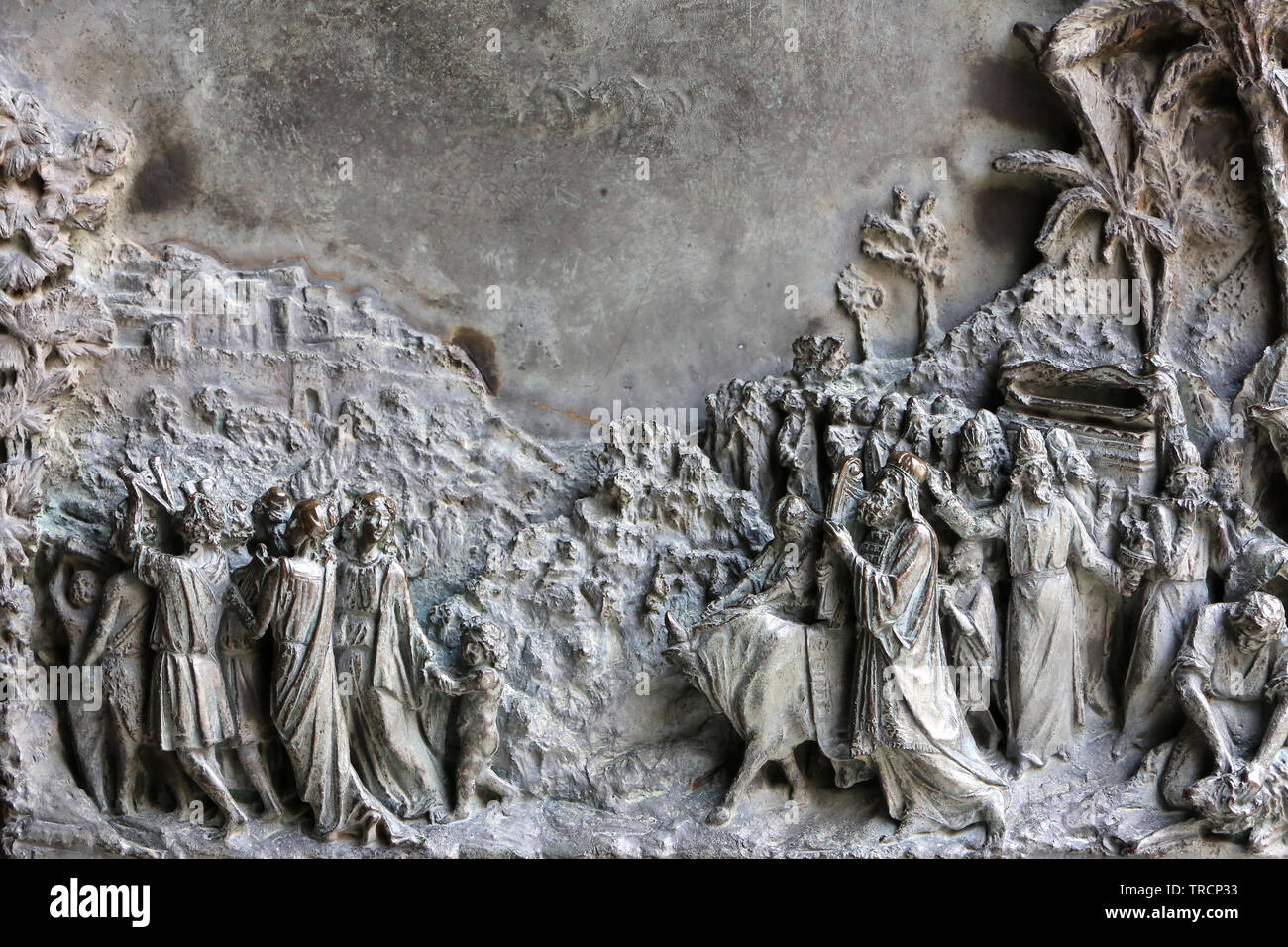 Porte en bronze sculptée. Basilique mineure (15ème siècle). Mont Sacré de Varallo Sesia. Italie. / Basilic church at Sacro Monte di Varallo Sesia. Stock Photo