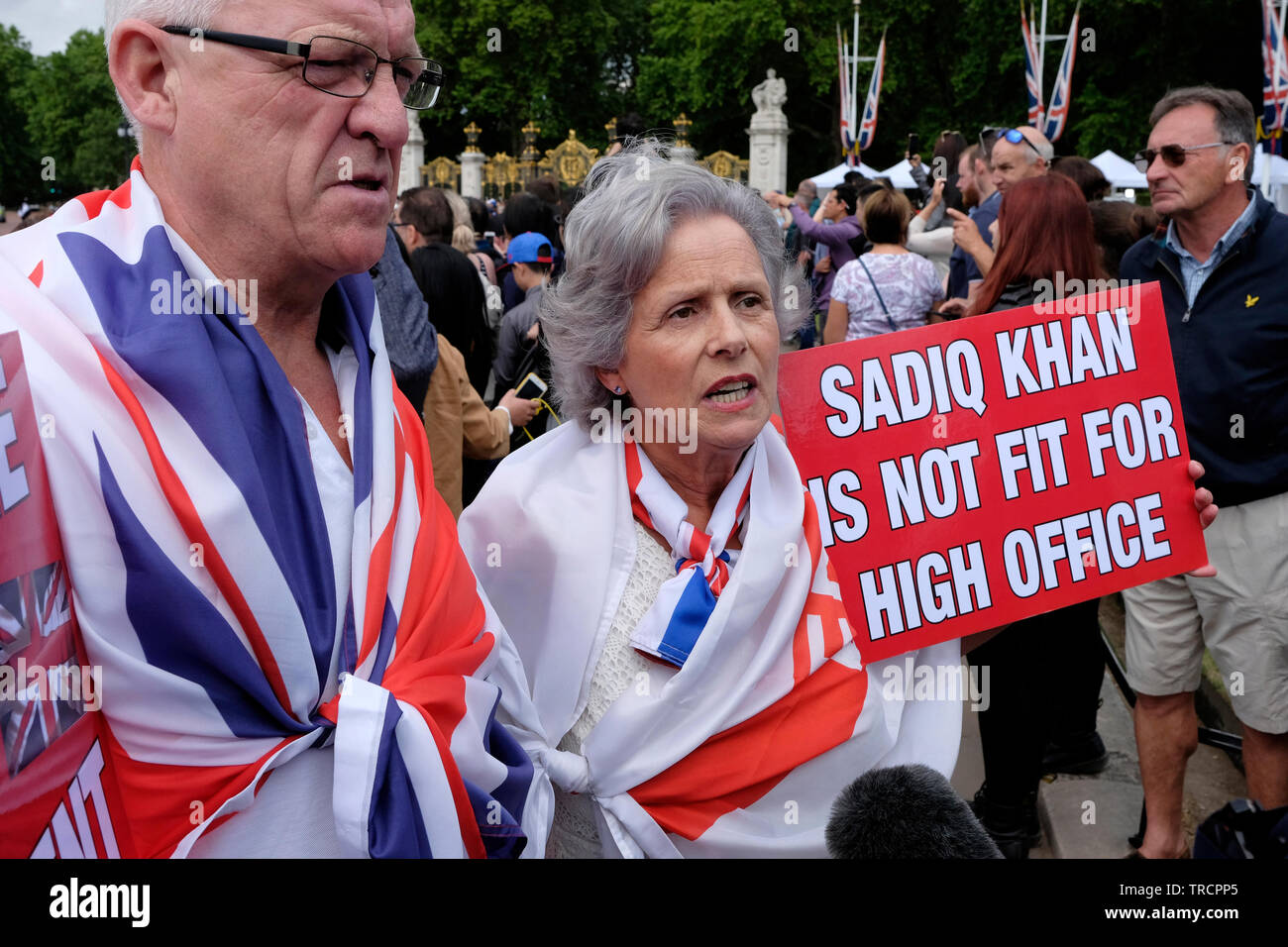 03/06/2019. London, UK. Trump supporters hold a placard reading “Sadik Khan is not fit for office” As soon as he landed at Stanstead airport, Donald Trump posted two tweets critisising the mayor of London. Credit: Yanice Idir Stock Photo